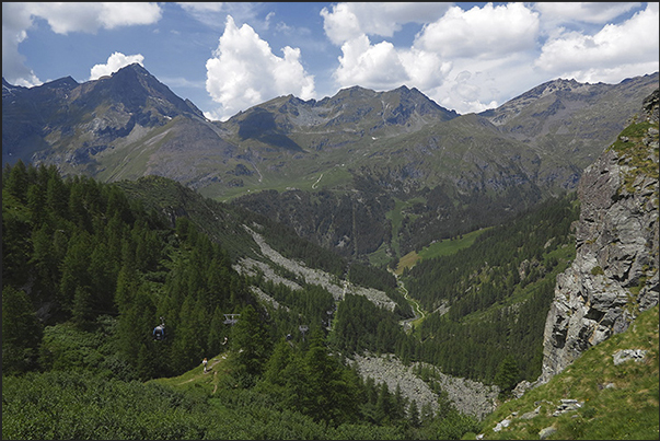 The path that descends into the valley follows the Stafal Gabiet cable car The path that descends into the valley follows the Stafal Gabiet cable car
