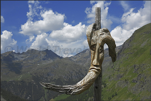 Sculptures along the path that goes down towars the departure of the Stafal Gabiet cableway