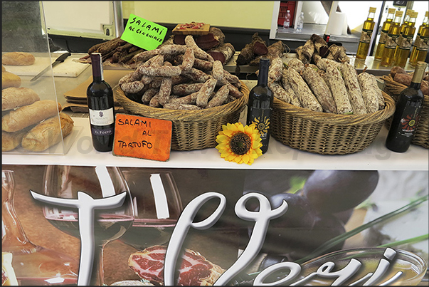 Stop at the market to buy typical products of the valley Stop at the market to buy typical products of the valley