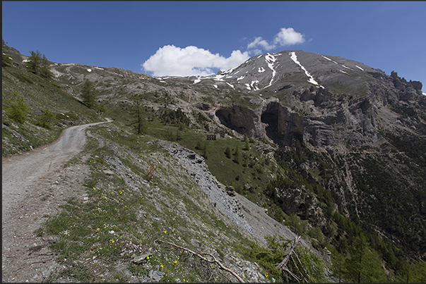 Military road of Pramand and the tip of the Seguret mountain