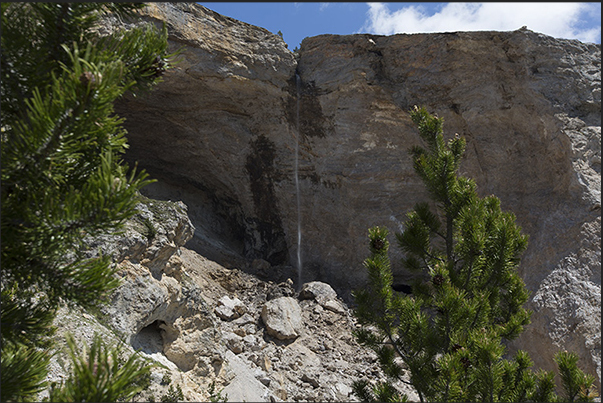 The overhanging walls of Mount Seguret