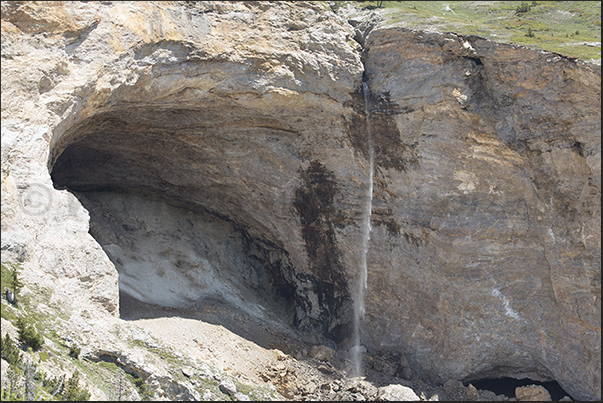 The waterfall, hundreds of meters high, above the 