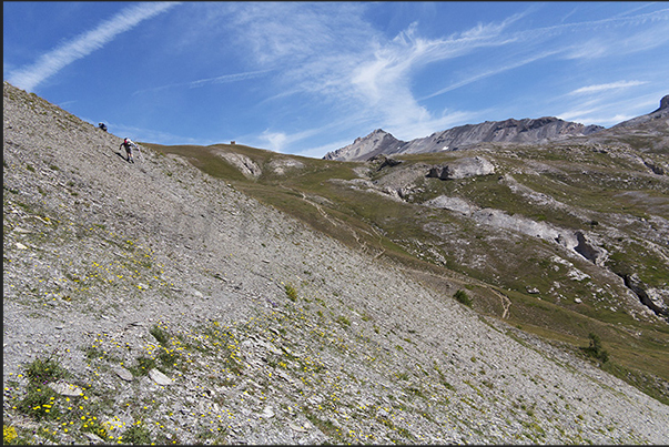 Start of the ascent to the Seguret mountain from the Pramand barracks