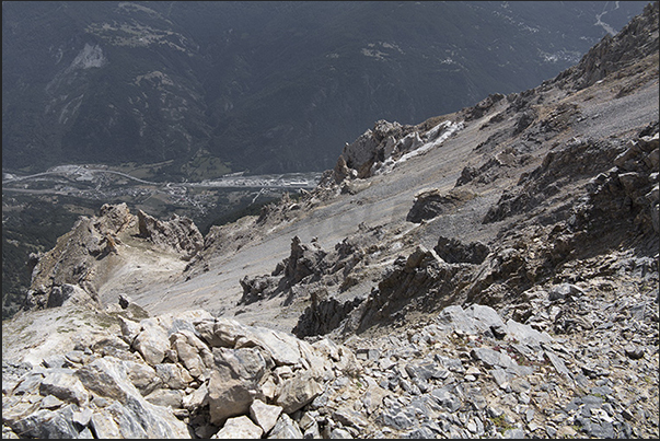 The path on the ridge overlooking the Susa valley above Oulx The path on the ridge overlooking the Susa valley above Oulx