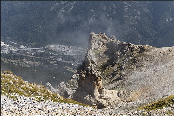 The path on the ridge overlooking the Susa valley above Oulx