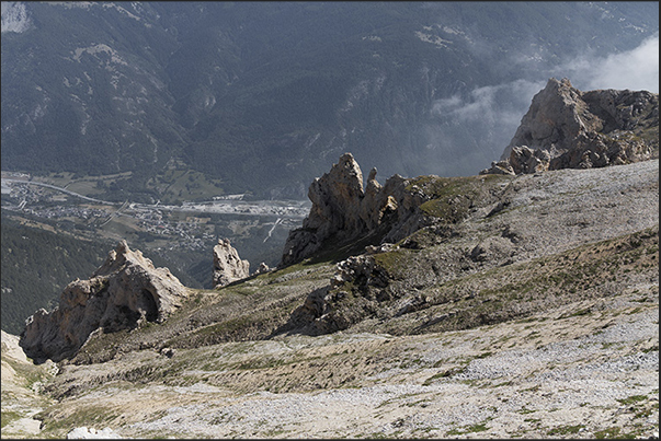 The path on the ridge overlooking the Susa valley above Oulx The path on the ridge overlooking the Susa valley above Oulx