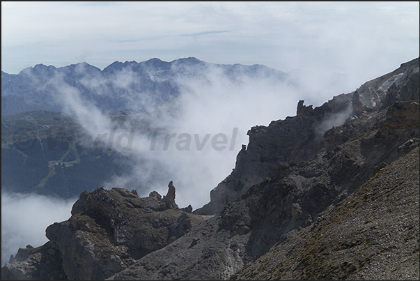 The path on the ridge overlooking the Susa valley above Oulx. On the horizon, Mount Albergian The path on the ridge overlooking the Susa valley above Oulx. On the horizon, Mount Albergian