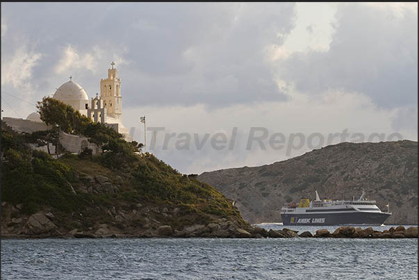 Entrance to Yalos port, arrival and departure of the ferries Entrance to Yalos port, arrival and departure of the ferries