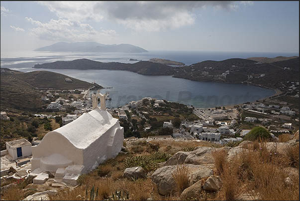 Bay of Yalos and on the horizon Schinoussa island