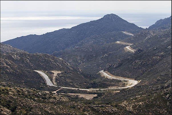 The road south of the island towards Manganari Bay