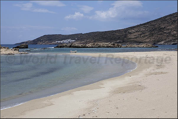 The largest beach on Manganari Bay (southern tip of the island) The largest beach on Manganari Bay (southern tip of the island)