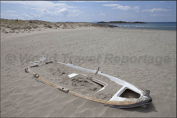 The largest beach on Manganari Bay (southern tip of the island)