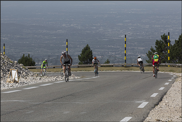 Fans of cycling tourism climb the strenuous 26 km long climb (south side) towards the top of the mountain