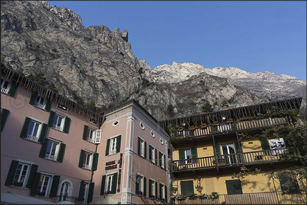 The houses of Limone dominated by the high rock walls that characterize this stretch of the lake