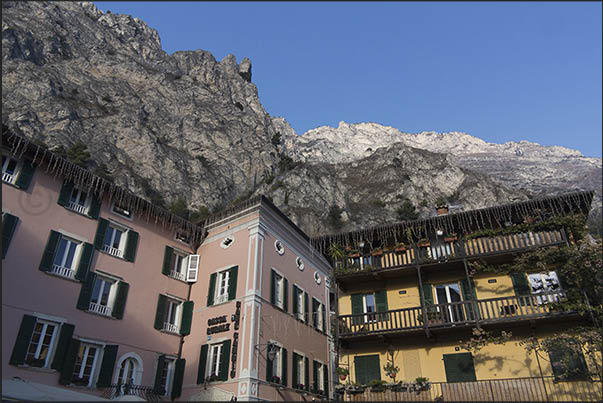 The houses of Limone dominated by the high rock walls that characterize this stretch of the lake The houses of Limone dominated by the high rock walls that characterize this stretch of the lake