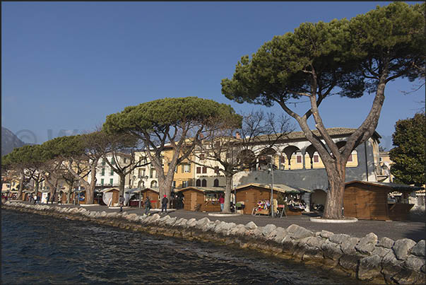 Christmas market in the town of Garda (south-eastern coast) Christmas market in the town of Garda (south-eastern coast)