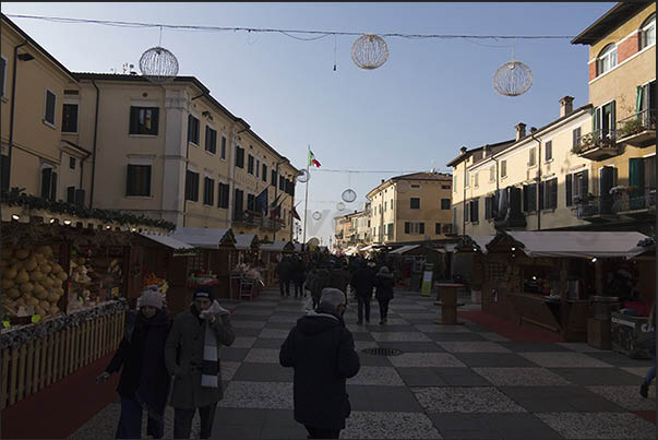 Christmas market in the town of Lazise (south-eastern coast)