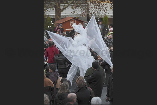 Masks, dancers and waders along the streets of the historic center