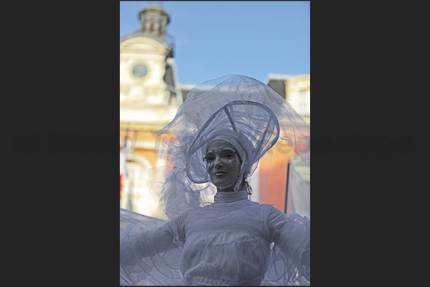 Masks, dancers and waders along the streets of the historic center