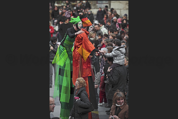 Masks, dancers and waders along the streets of the historic center