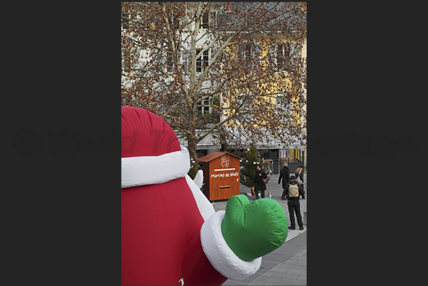 Santa Claus greets the tourists who arrive in the squares of the Christmas markets Santa Claus greets the tourists who arrive in the squares of the Christmas markets