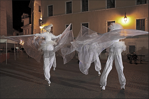Dancers on stilts along the streets of the historic center Dancers on stilts along the streets of the historic center
