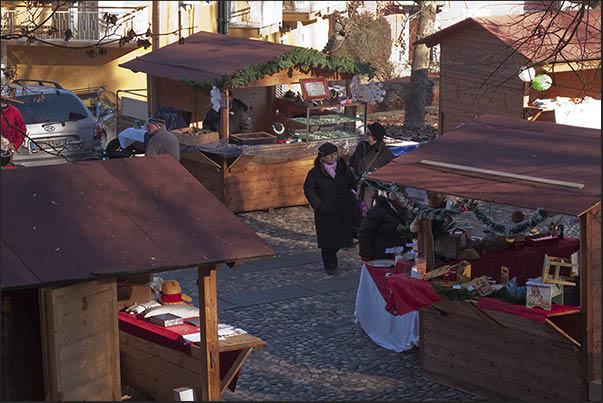Christmas market stalls outside the walls of the Govone castle Christmas market stalls outside the walls of the Govone castle