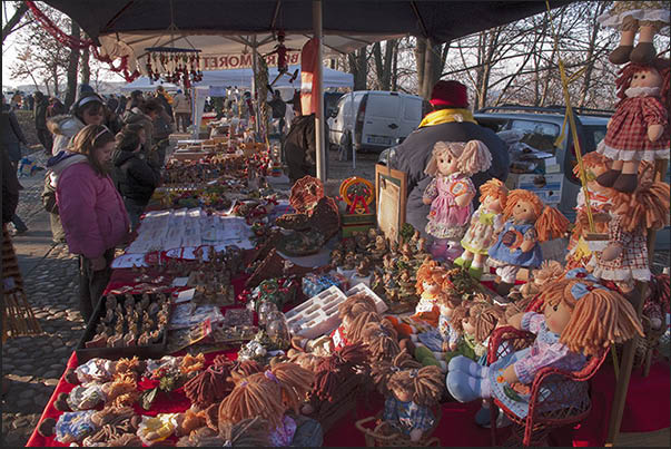 On the stalls of the Christmas market there are sweets, typical products and toys On the stalls of the Christmas market there are sweets, typical products and toys
