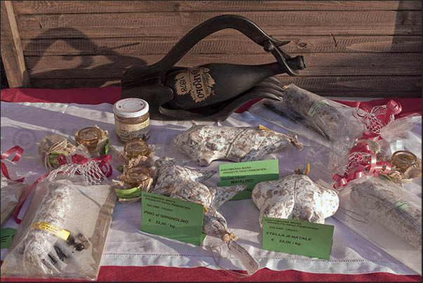 On the stalls of the Christmas market there are sweets and typical products On the stalls of the Christmas market there are sweets and typical products