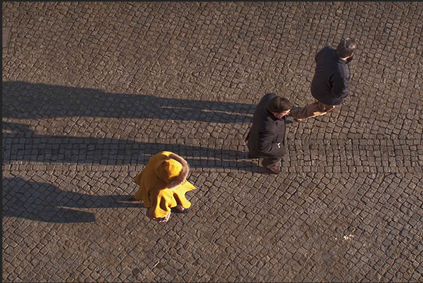 People begin to arrive following the avenue that goes up to the castle