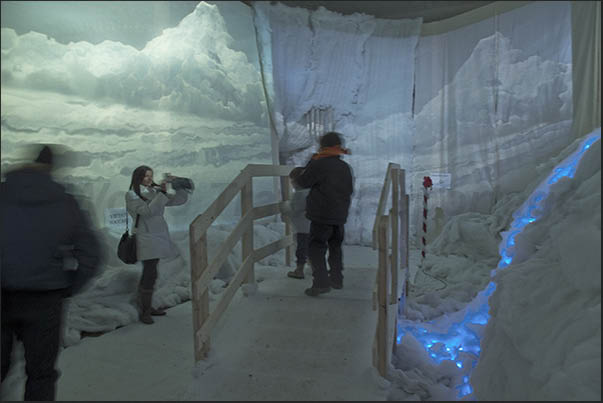 In the rooms of the castle there are reproductions of the environment where Santa Claus lives, like the ice house In the rooms of the castle there are reproductions of the environment where Santa Claus lives, like the ice house