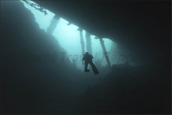 Under the stern of the wreck towards the propeller