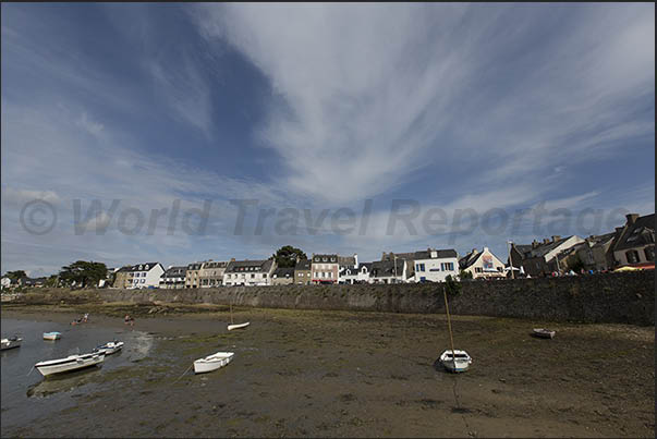 Navalo port during low tide