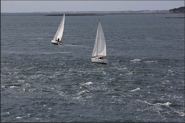 For sailboats it is not easy to face the 10 knots of current at the entrance of the gulf generated during the change tide For sailboats it is not easy to face the 10 knots of current at the entrance of the gulf generated during the change tide