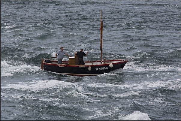 For the little boats it is not easy to face the 10 knots of current at the entrance of the gulf generated by the tide