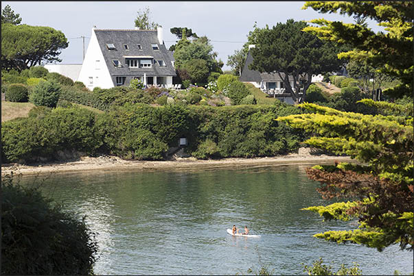 Along the coast there are several paths that allow you to visit the most hidden corners of the gulf