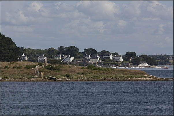 The small islands of Moines and Arz within the gulf are also inhabited and connected by ferry to the continental coasts The small islands of Moines and Arz within the gulf are also inhabited and connected by ferry to the continental coasts
