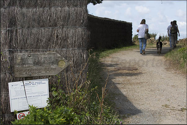 Coastal path leading from the village of Lesné to Le Hézo (south east coast) located near Saint Armel Coastal path leading from the village of Lesné to Le Hézo (south east coast) located near Saint Armel