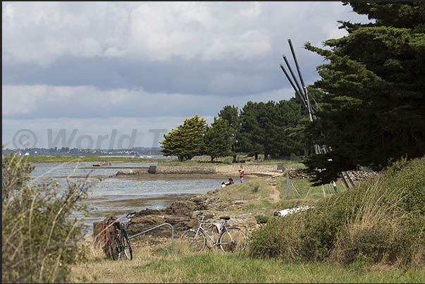 Rest area along the path that leads from the village of Lesné to the village of Le Hézo (south east coast)