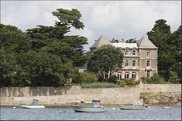 Along the coastal path near Saint Armel there are ancient stately homes from the 18th century Along the coastal path near Saint Armel there are ancient stately homes from the 18th century