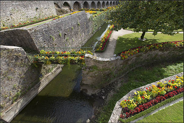 The most important city in the gulf is Vannes with its gardens outside the wall and its splendid historic center The most important city in the gulf is Vannes with its gardens outside the wall and its splendid historic center