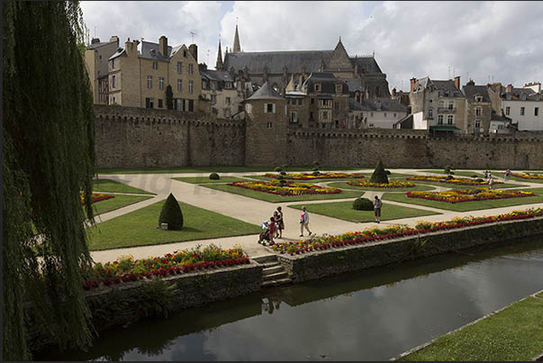 The most important city in the gulf is Vannes with its gardens outside the wall and its splendid historic center The most important city in the gulf is Vannes with its gardens outside the wall and its splendid historic center