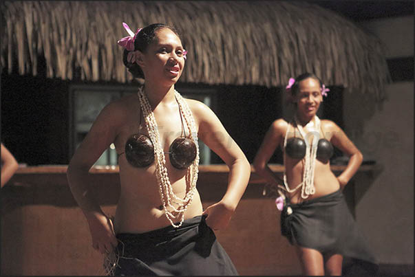 Dances and dancers welcome visitors who reach the island