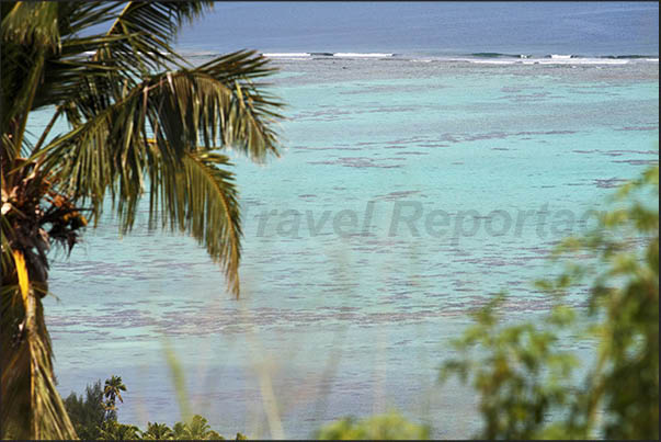The coral reef protects the large lagoon that characterizes Aitutaki island The coral reef protects the large lagoon that characterizes Aitutaki island