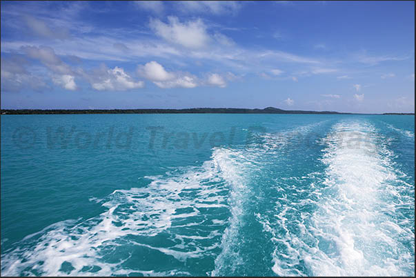 Daily excursions bring tourists to the uninhabited islands located on the edge of the large lagoon Daily excursions bring tourists to the uninhabited islands located on the edge of the large lagoon