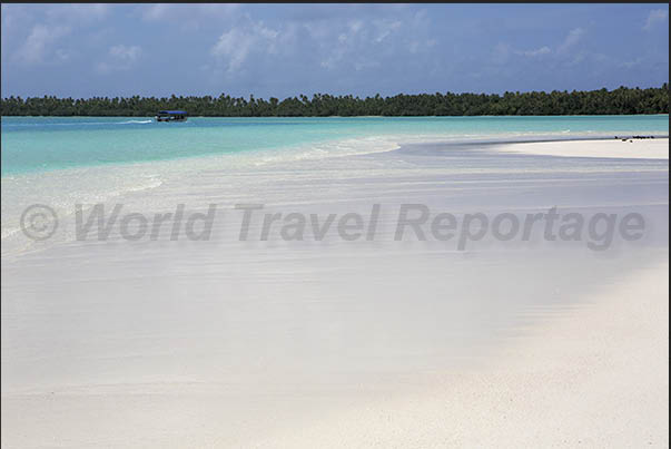 In the lagoon there are sand banks of very fine sand which emerge during low tide