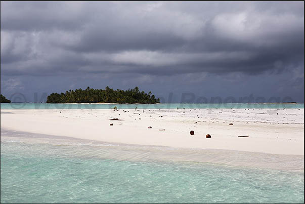 In the lagoon there are sand banks of very fine sand which emerge during low tide