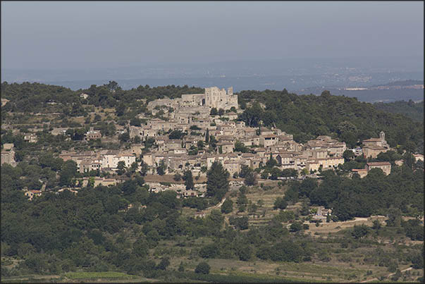 The medieval village of Lacoste near the village of Bonnieux and, on top of the hill, the castle of the Marquis De Sade The medieval village of Lacoste near the village of Bonnieux and, on top of the hill, the castle of the Marquis De Sade