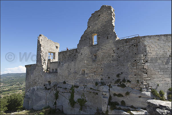 Part of the castle is in ruins while inside, there are rooms for exhibitions and conferences organized by the stylist Pierre Cardin