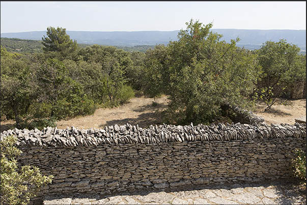 On the Luberorn hills not far from Gordes and Lacoste there is the ancient dry stone village of Les Bories